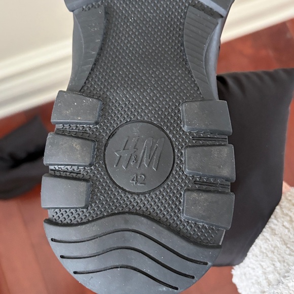 NWOT H & M Black Puffer Ankle Boots - Picture 2 of 8